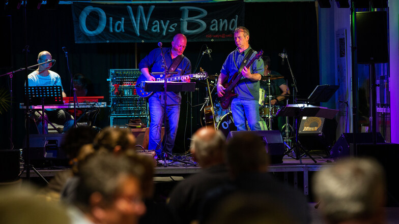 Die „Old Ways Band“ fand nach kleinen technischen Problemen im Brunneneck ihre Zuhörer.