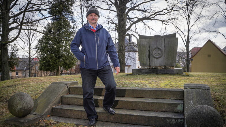 Seit 20 Jahren befasst sich Lothar Raasch vom Kulturförderverein Neukirch mit der Sanierung der Kriegerdenkmale an der Kirche in Neukirch. Nun endlich gab es die Zusage für Fördermittel dafür.