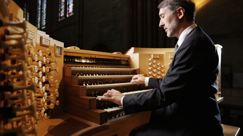 Olivier Latry ist Titularorganist in Notre Dame. Dieser Ehrentitel wird nur wenigen Musikern von bedeutenden Kirchen verliehen.