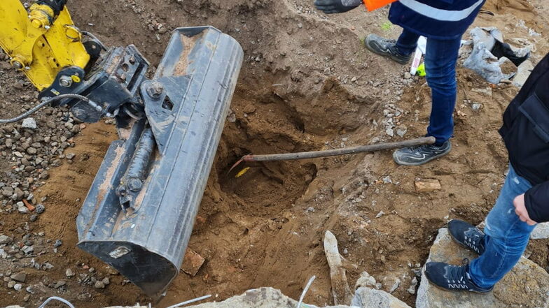 Mitarbeiter der Enso Netz haben die beschädigte Gasleitung an der Meißner Straße in Radebeul gesichert.