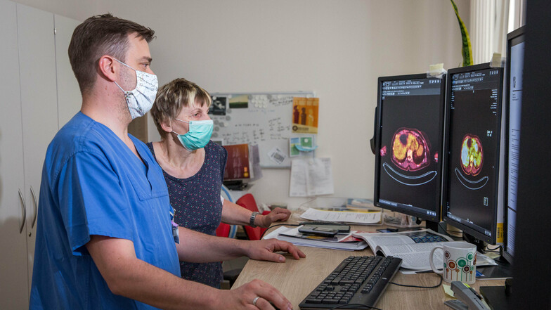 Dr. Jan-Henning Schierz und die Krebspatientin Carmen Sagasser schauen sich die Aufnahmen einer PET-CT an.