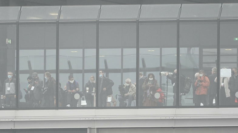 Beobachter stehen auf der Besucher-Terrasse des Terminal 1.