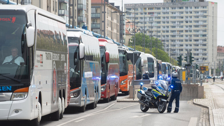 Rund 50 leere Busse sind am Mittwochvormittag durch Dresden gerollt - ein Hilferuf.