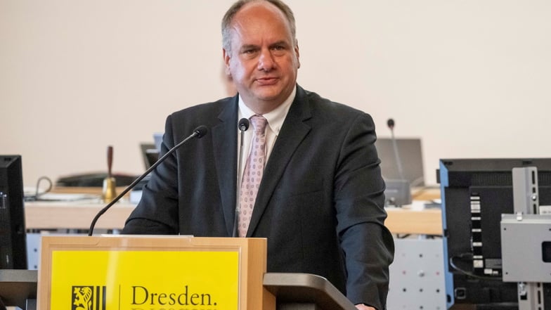 Oberbürgermeister Dirk Hilbert kündigt im Stadtrat Belastungen für die Dresdnerinnen und Dresdner an.