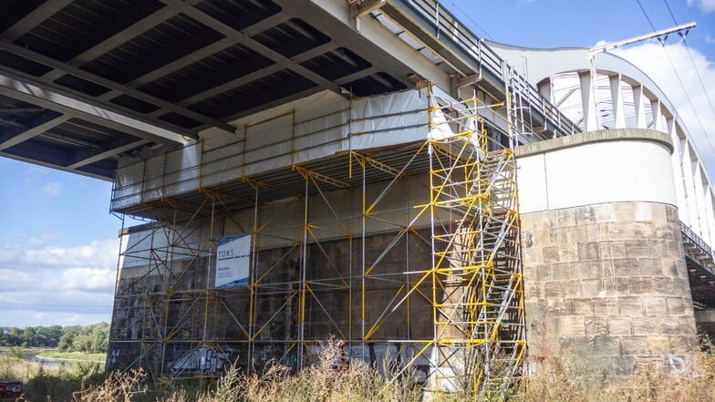 Ein Pfeiler der Eisenbahnbrücke auf Riesaer Elbseite ist eingerüstet.