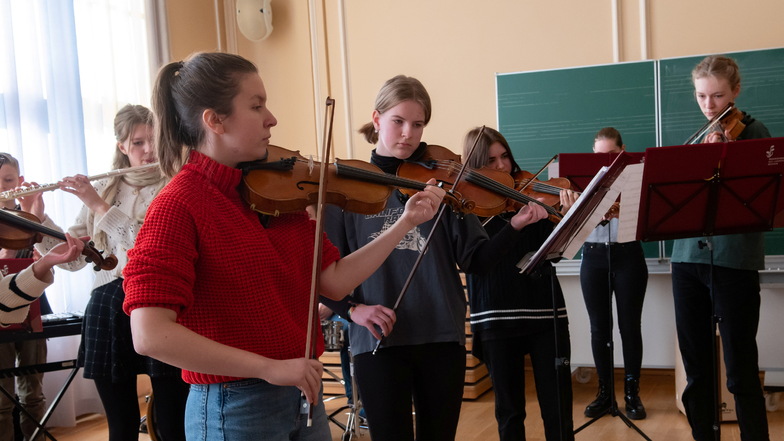 Auch das gehört zur neu gewonnen Normalität am Großenhainer Gymnasium: Schüler des "Medley Orchesters", welche am Mittwoch am Vorausscheid zur traditionellen Talenteshow teilnahmen.