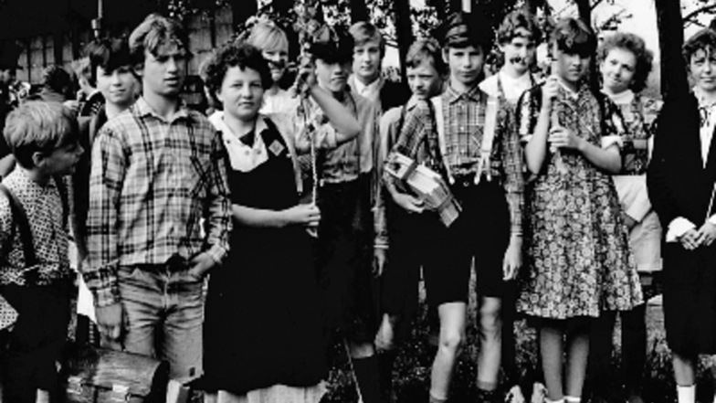 In historischen Kostümen: Dieses Foto zeigt die Klasse 7 in historischen Kostümen bei der 150-Jahrfeier der Schule. Im Festzug vom Sportplatz lief damals auch das Pionierblasorchester unter Karlfried Winkler mit.