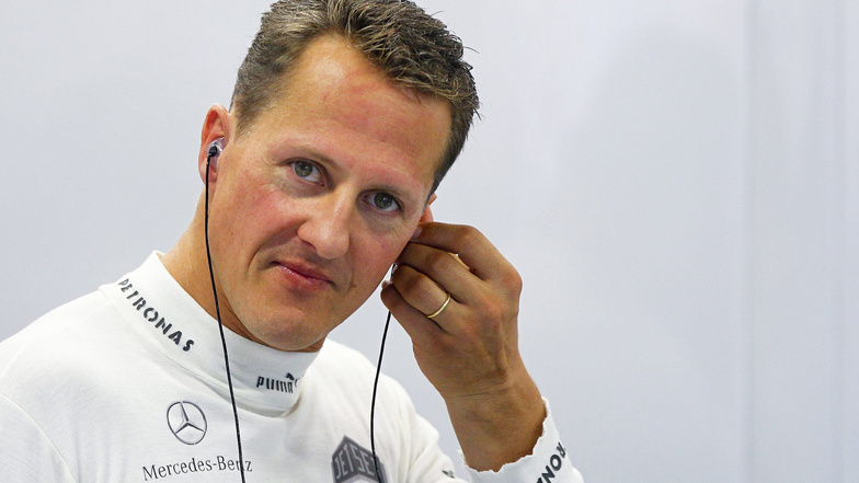 So kennen ihn die Fans. Michael Schumacher bereitet sich 2012 in Singapur voll konzentriert aufs Rennen vor.