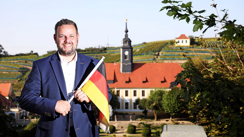 Mit Fahne vor dem Schloss Seußlitz: Sebastian Fischer (39) möchte für die Meißner CDU in den Bundestag. Sein Thema ist auch der Patriotismus.