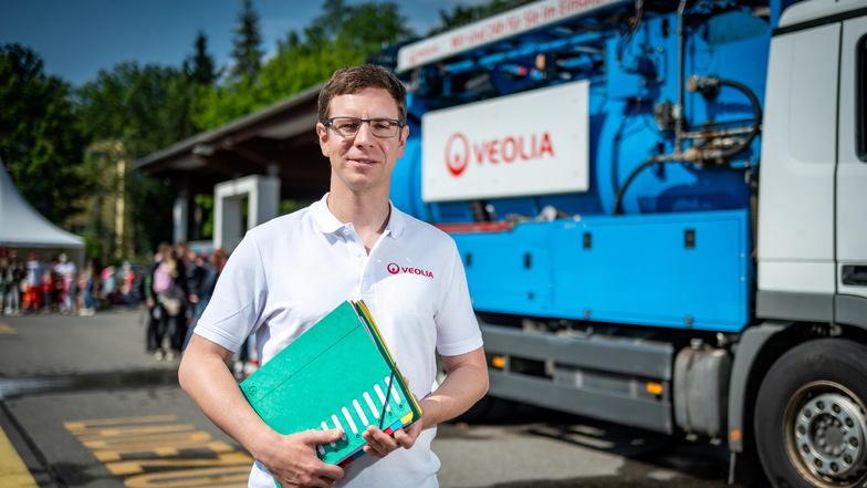 Jakob Reif ist seit Mai Leiter der Veolia-Niederlassung in Döbeln. Am Mittwoch hatte sich das Unternehmen 400 Schüler auf den Betriebshof eingeladen.