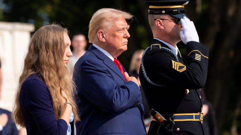 Donald Trump am Grabmal des unbekannten Soldaten auf dem Arlington Nationalfriedhof