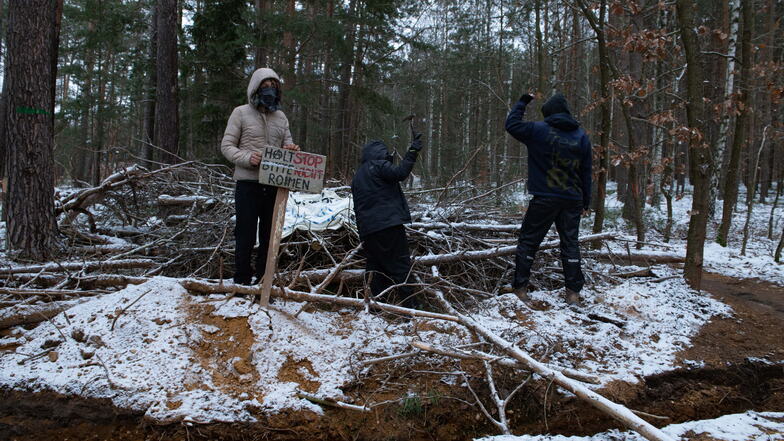 Der Heibo bei Würschnitz bereitet sich auf die Räumung vor. Die Aktivisten beim Barrikadenbau.