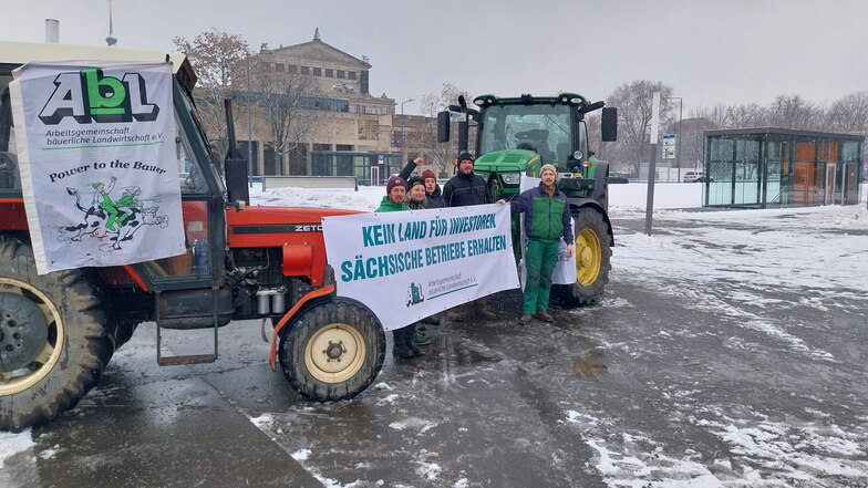 Organisiert von der Arbeitsgemeinschaft bäuerliche Landwirtschaft versammelt sich eine kleine Gruppe vor dem Landtag.