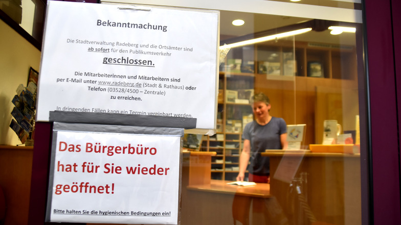 Das Bürgerbüro im Radeberger Rathaus hat wieder geöffnet. Besucher müssen einige neue Regeln beachten. Hier können jetzt auch Termine für alle anderen Ämter der Stadtverwaltung vereinbart werden.