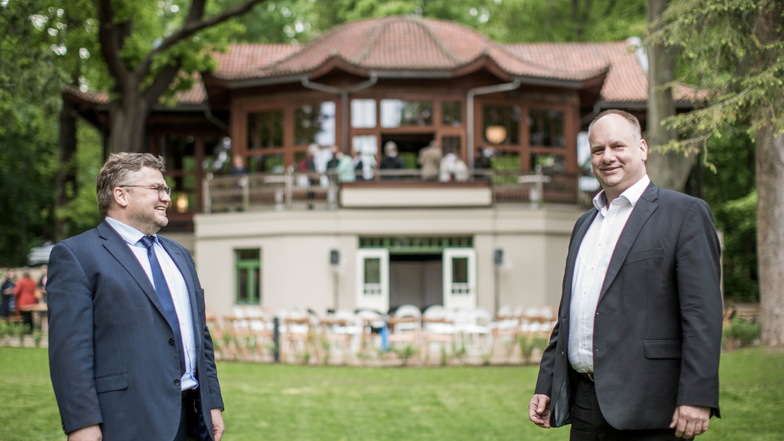 Hoffen, dass der Pavillon bald ein offenes Haus für den Weißen Hirsch und ganz Loschwitz wird: Oberbürgermeister Dirk Hilbert (r.) und Vereinsvorsitzender Henning Heuer.
