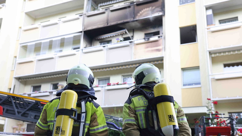 Balkon brennt in Dresdner Mehrfamilienhaus