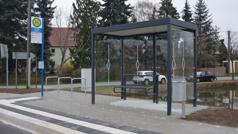 Zu den neu gestalteten Bushaltestellen gehört auch die in Doberschütz in Fahrtrichtung Niesky.