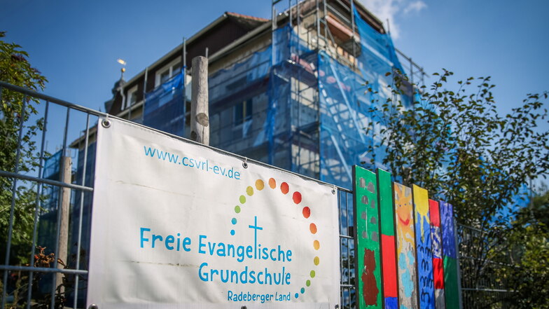 Die Freie Evangelische Grundschule Großerkmannsdorf wird derzeit durch die Stadt Radeberg saniert. Die Fassadenarbeiten sollen Ende des Jahres abgeschlossen sein.