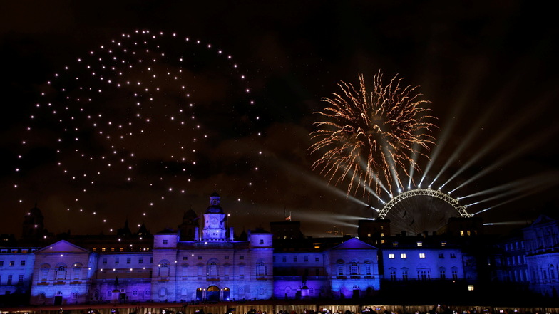 Menschen in London beobachten eine Drohnen-Lichtshow mit Großbritanniens ehemaliger Königin Elizabeth II. und das Feuerwerk auf der Horse Guards Parade im Stadtzentrum.