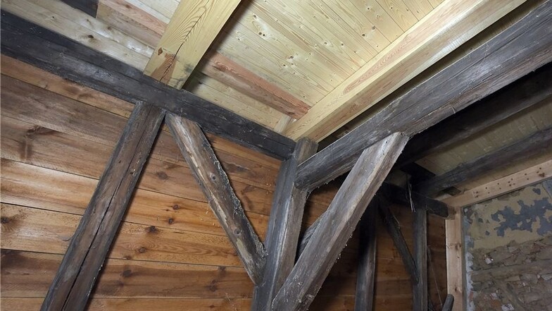 Im Dachgeschoss wurden teilweise Holzverkleidungen und Balken ersetzt.