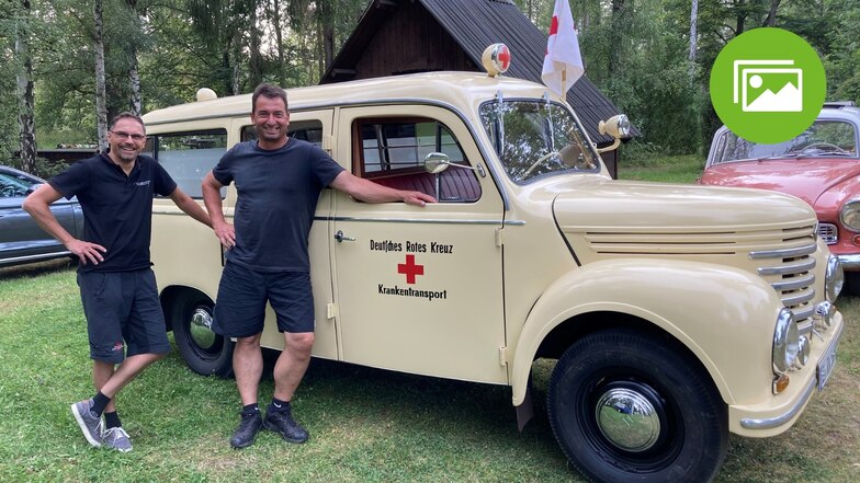 Jens Höllein (rechts) aus Schönfels bei Zwickau hat sich mit dem Aufbau des Krankenwagens der Marke Framo einen Traum erfüllt. Er hatte viele Helfer, um aus einem „Wrack“ ein Schmuckstück zu machen. Zu ihnen gehört Danny Schug.