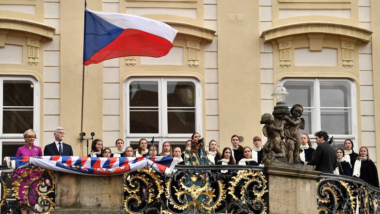 Pavel (2.v.l.) und seine Ehefrau Eva Pavlova (l) bei der Amtseinführung auf dem Balkon der Prager Burg.