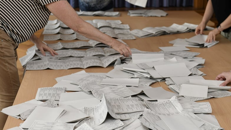 Viel Papier: In einigen Städten und Gemeinden dauert die Auszählung der Stimmzettel sehr lange.