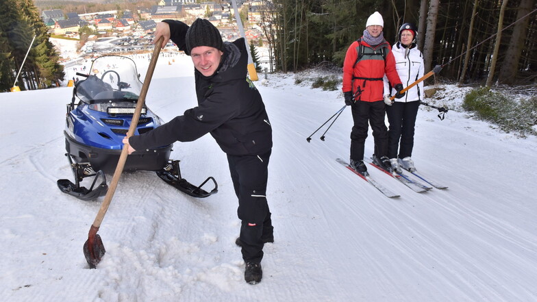Kampf um den Schnee: Liftwart Manuel Püschel und seine Mitarbeiter sind ständig auf Achse.
