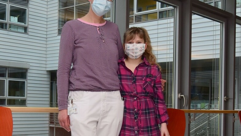 Jessica-Emilia mit ihrer Ärztin.