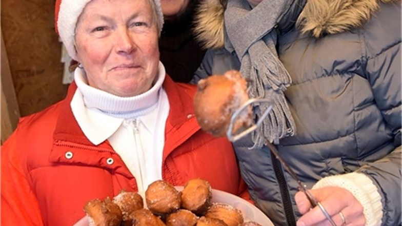 Auf dem Weihnachtsmarkt in Mockritz verkauften Heidrun Kießig, Solveig Richter und Franca Mehner Quarkbällchen.
