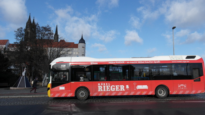 Aus Stuttgart ausgeliehen ist dieser Bus, der in dieser Woche durch Meißen rollt.