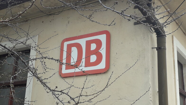 Dieses Schild der Deutschen Bahn ist am ehemaligen Bahnhofsgebäude in Weißig angebracht. Ein gleiches Schild befand sich auch auf einem der Weißiger Bahnsteighäuser, die jetzt ins Museum gekommen sind.
