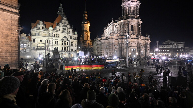 Am Montagabend sind hunderte Pegida-Anhänger durch Dresden gelaufen, hunderte Gegendemonstranten versammelten sich in Hör- und Sichtweite.