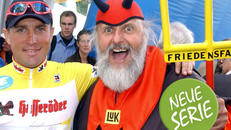 Zwei Freunde des Radsports. Steffen Wesemann, Sieger bei der Friedenfahrt 2006, umarmt den als Teufel verkleideten Didi Senft nach der Ankunft in Frankfurt.