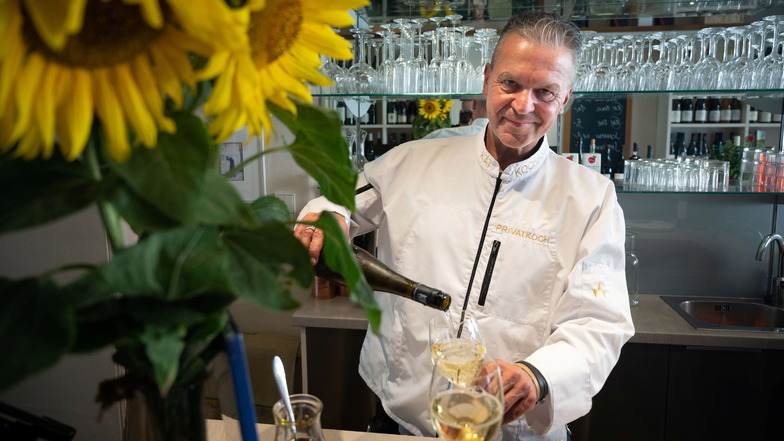 Feine Kost und kleine Freuden: Gastronom Kai Kochan in seinem neuen Loschwitzer Lokal, das eine altbekannte Adresse in Dresden ist.