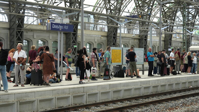 Einer der Tatorte war der Hauptbahnhof Dresden. Hier soll der Beschuldigte Geld für Fahrkarten nach Tschechien erbeten haben.