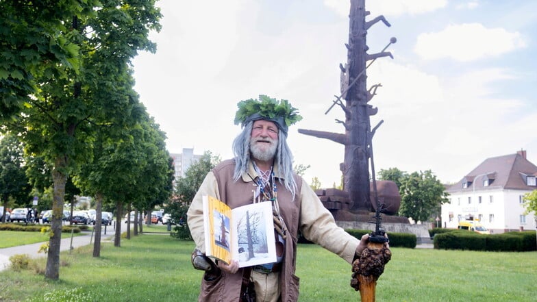 Riesas Riesendarsteller Gunter Spies vor der "Elbquelle". Die 25-Meter-Statue gehört seit 25 Jahren zum Stadtbild. Bis heute scheiden sich an ihr die Geister. Gunter Spies wirbt dafür, dass sich die Leute näher mit dem Kunstwerk beschäftigen.