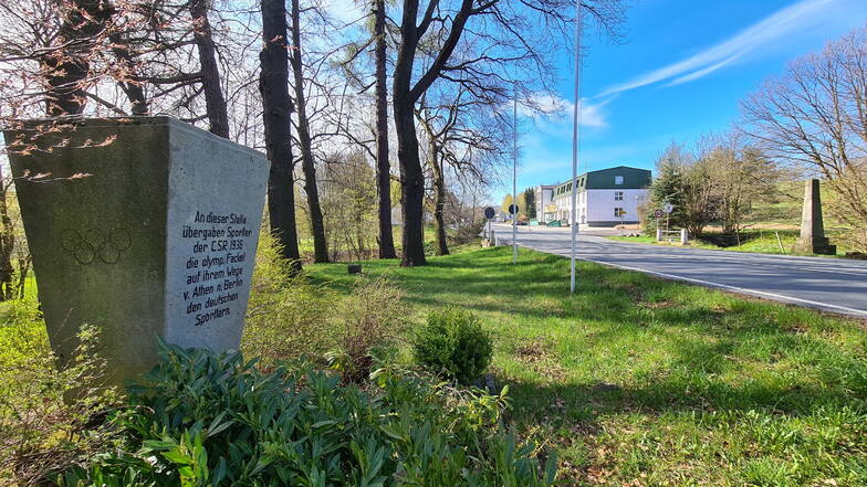 Das Olympia-Denkmal am Grenzübergang Hellendorf-Petrovice.