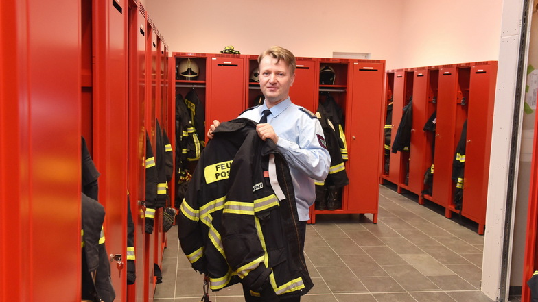 Dort, wo einst die Fahrzeuge der Feuerwehr Possendorf standen, kann Gemeindewehrleiter André Markert seinen Mitgliedern jetzt genügend Umkleideraum bieten.