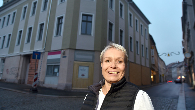Hotelchefin Katrin Scholz freut sich: Die Gerüste am neuen Stadthotel "König Albert" sind gefallen. Nun geht es innen weiter.
