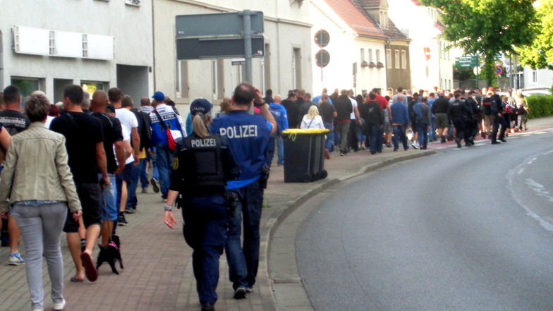 Montagsproteste in Großenhain gibt es seit 2020. Regelmäßig werden sie von der Polizei begleitet, um die Sicherheit der Teilnehmer zu gewährleisten.