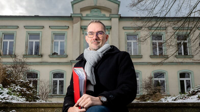 In der ehemaligen Fichteschule von Rammenau sollen künftig Senioren und Kinder gemeinsam den Tag verbringen. Bürgermeister Andreas Langhammer hofft, dass der Umbau im nächsten Jahr starten kann.