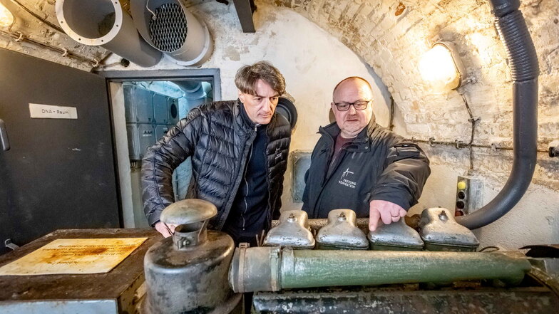 "Festungskommandant"  Andre Thieme (l.) und Museologe Ingo Busse im ehemaligen Zivilverteidigungsbunker unterm Festungswald auf dem Königstein.