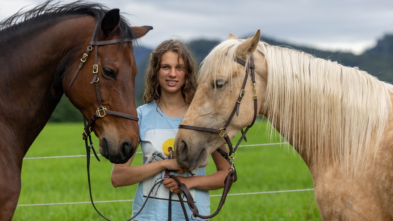Wanderreiterin und Aussteigerin Sarah Pruß aus Hamburg ist jetzt mit ihren Pferden Cordelleo und Cataluna  in Lohmen zu Hause. Eine gute Entscheidung, sagt sie.
