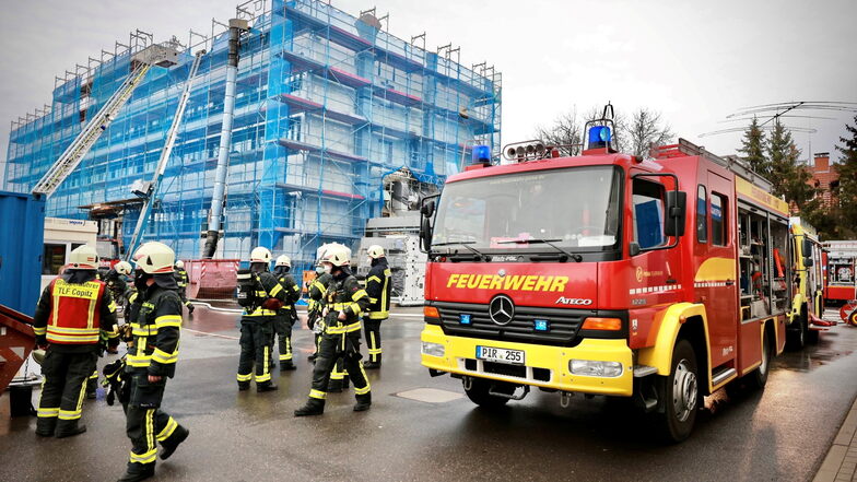 Auf dem Dach einer Halle in Pirna-Copitz löschte die Feuerwehr am Sonnabend einen Schwelbrand.