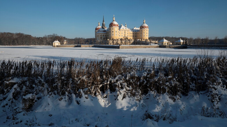 Schloss Moritzburg im Winter. Den Wert des Grundstücks gibt der Gutachterausschuss mit 65 Euro je Quadratmeter an.