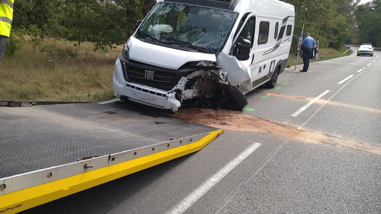 Schwerer Unfall auf der B169: Ein Pkw geriet bei Neudorf in den Gegenverkehr und stieß mit einem Wohnmobil (Foto) zusammen. Zwei Personen wurden verletzt.