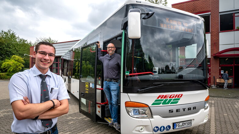 Dieser Drei-Achser-Bus hat es Lennart Nöbel aus Hartha angetan. Er gehört zu den jüngsten Busfahrern von Regiobus. Betriebsleiter Hagen Lorenz war selbst Quereinsteiger und ist in weniger als zehn Jahren Betriebsstättenleiter geworden.