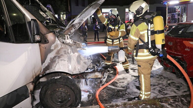 Feuerwehrleute löschen den Brand eines Kleintransporteres in Höhe des Gerätehauses der Stadtteilfeuerwehr Gorbitz.