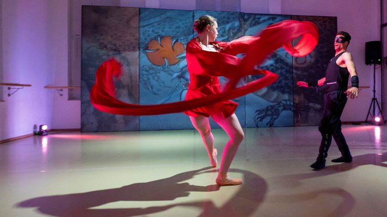 Im Tanzprojekt "Waterdrums, Saxony meets Taiwan" zeigen ausgebildete Tanzprofis Choreografien mit Elementen aus Tai-Chi, Kung-Fu, Hip-Hop, Breakdance und Ballett.
